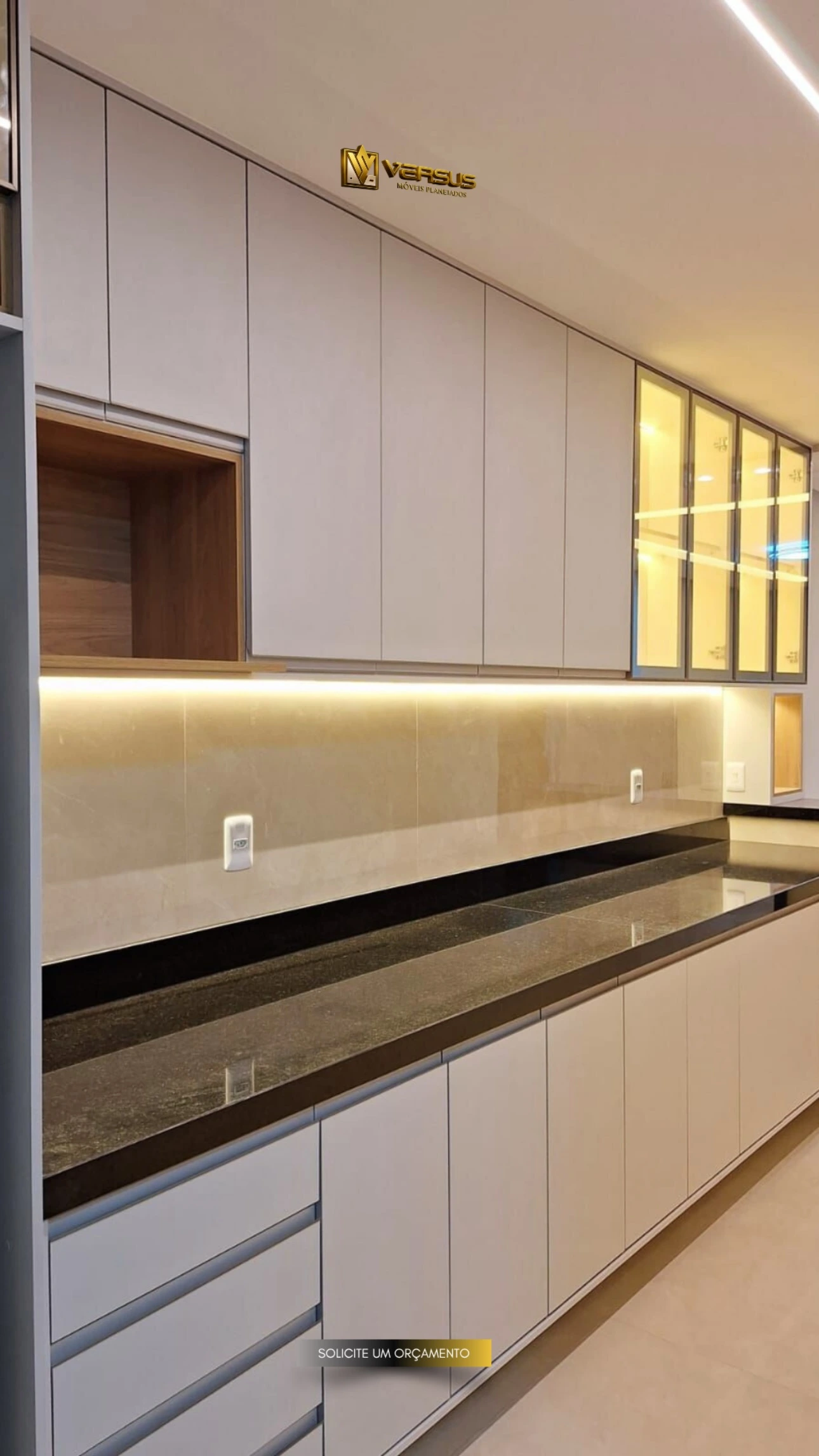 Armários de cozinha em tom areia com fita de LED e bancada em granito
