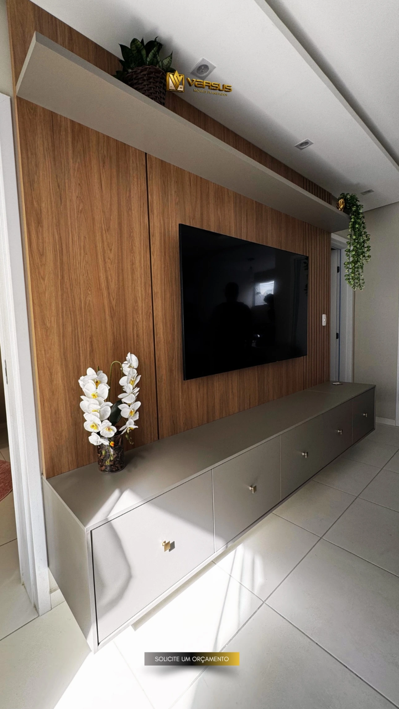 Painel de TV em madeira com rack suspenso e nichos na sala