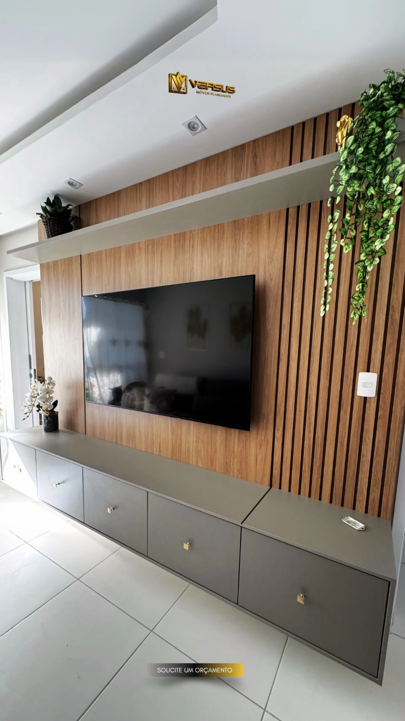 Painel ripado de madeira com rack cinza suspenso na sala de estar