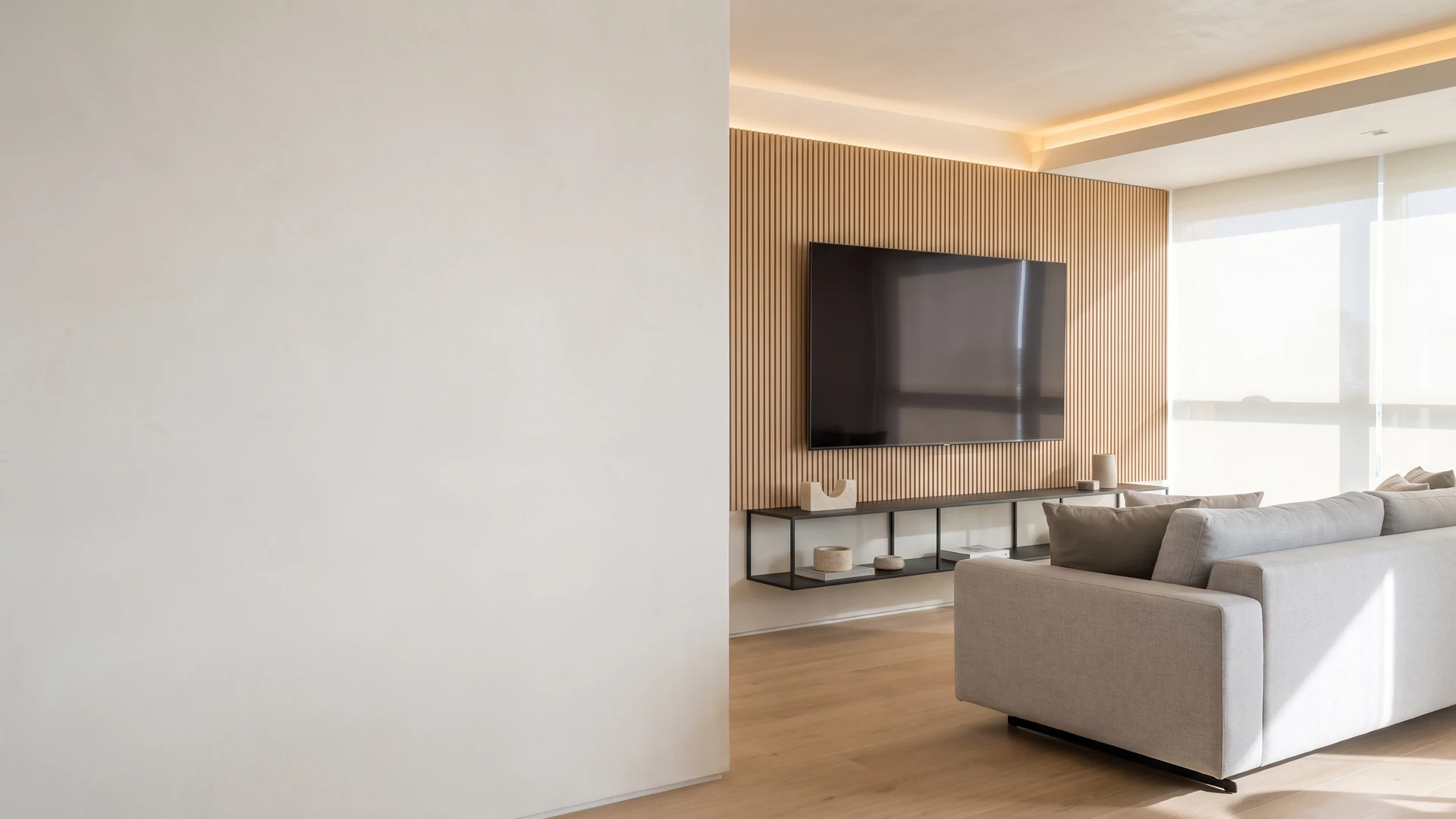 Sala com painel ripado de madeira e rack suspenso sob medida